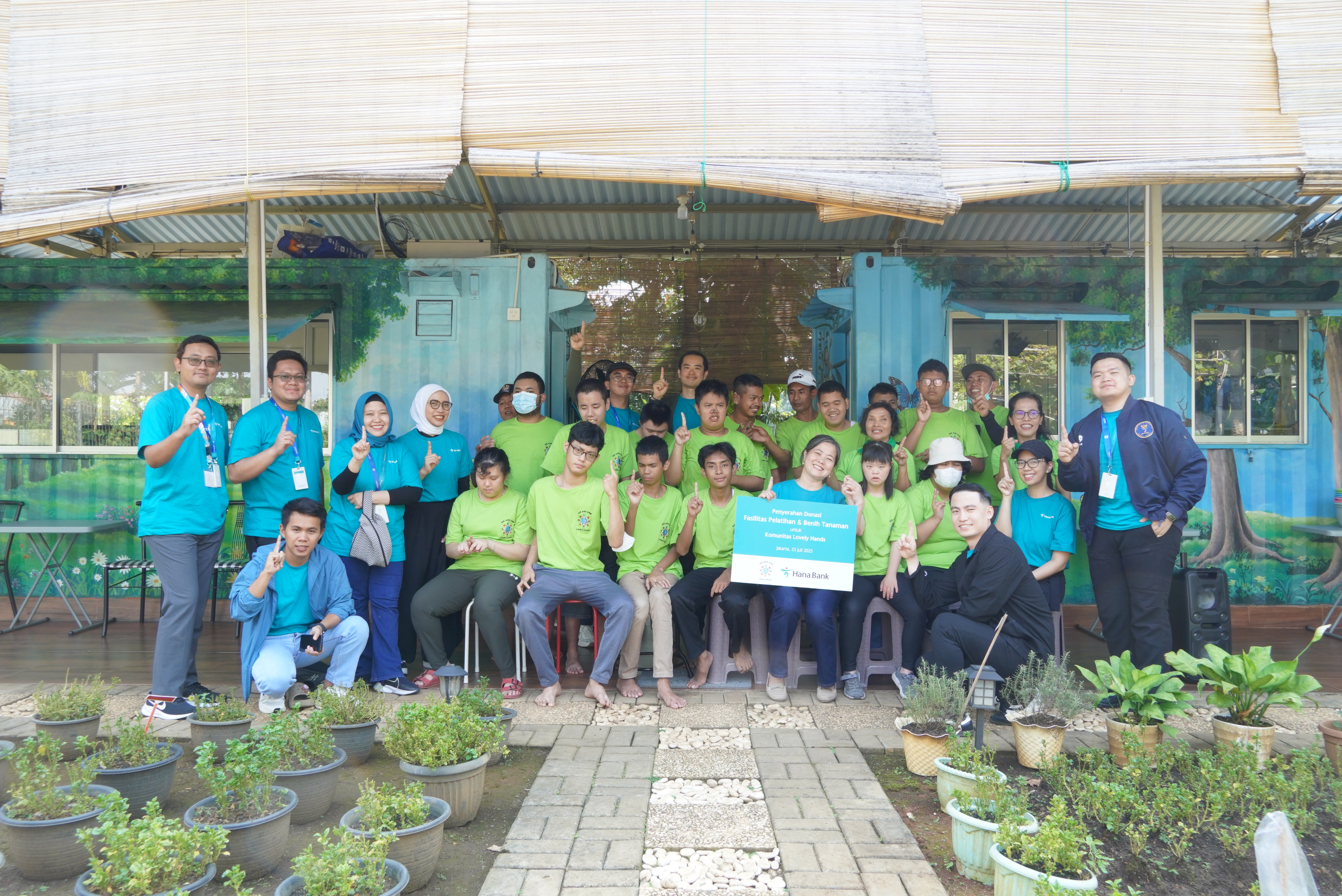 Hana Bank Dukung Pemberdayaan Anak Berkebutuhan Khusus Melalui Kegiatan Berkebun